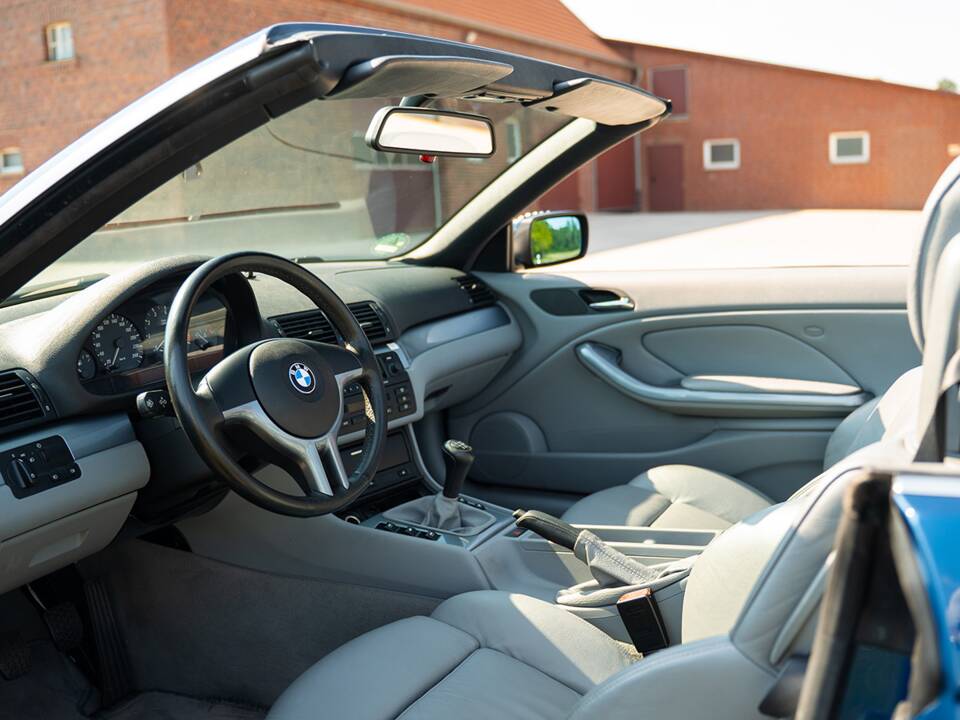 Image 17/31 of BMW 325Ci (2001)
