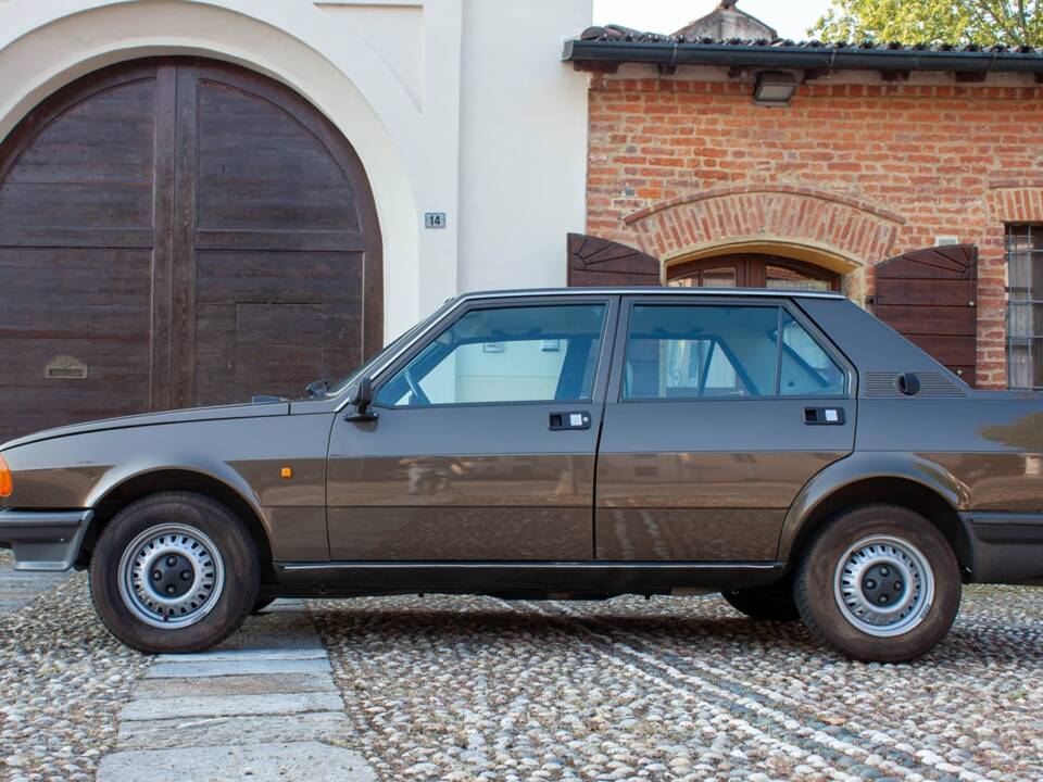 Image 3/12 de Alfa Romeo Giulietta 1.6 (1980)