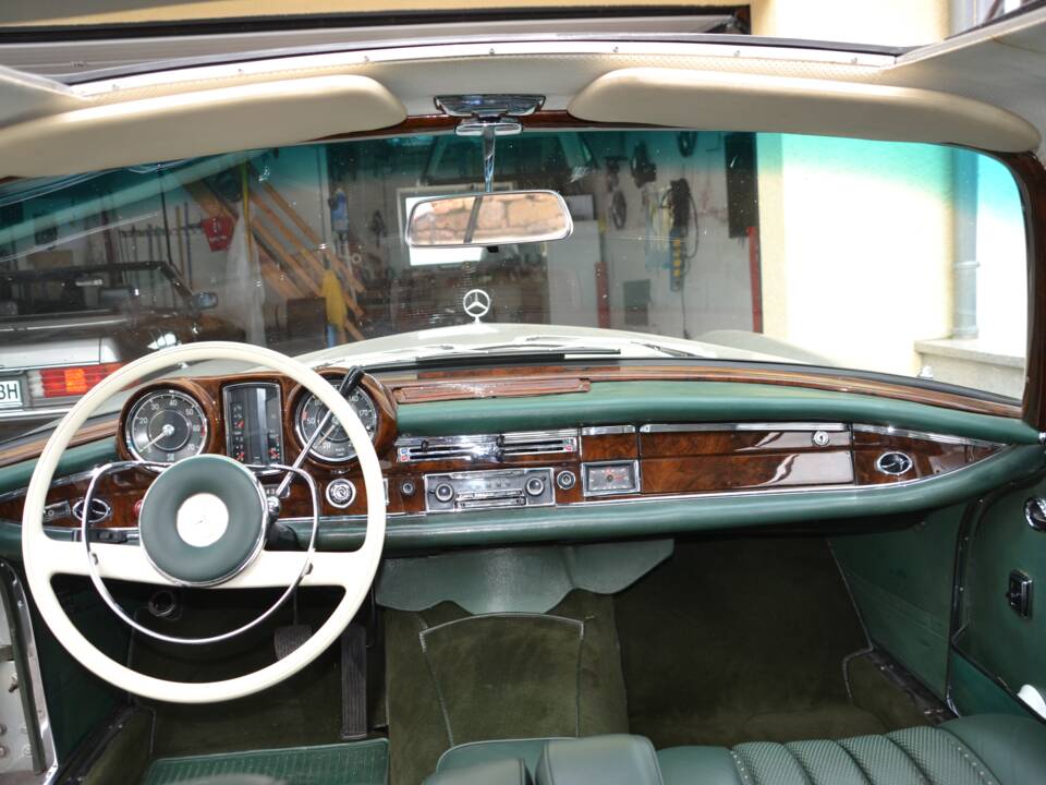 Image 16/18 of Mercedes-Benz 250 SE (1967)