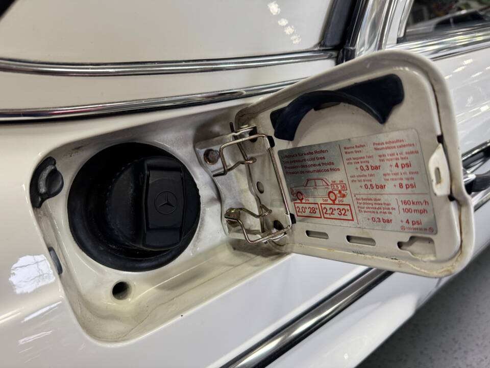 Image 17/34 of Mercedes-Benz 200 (1983)