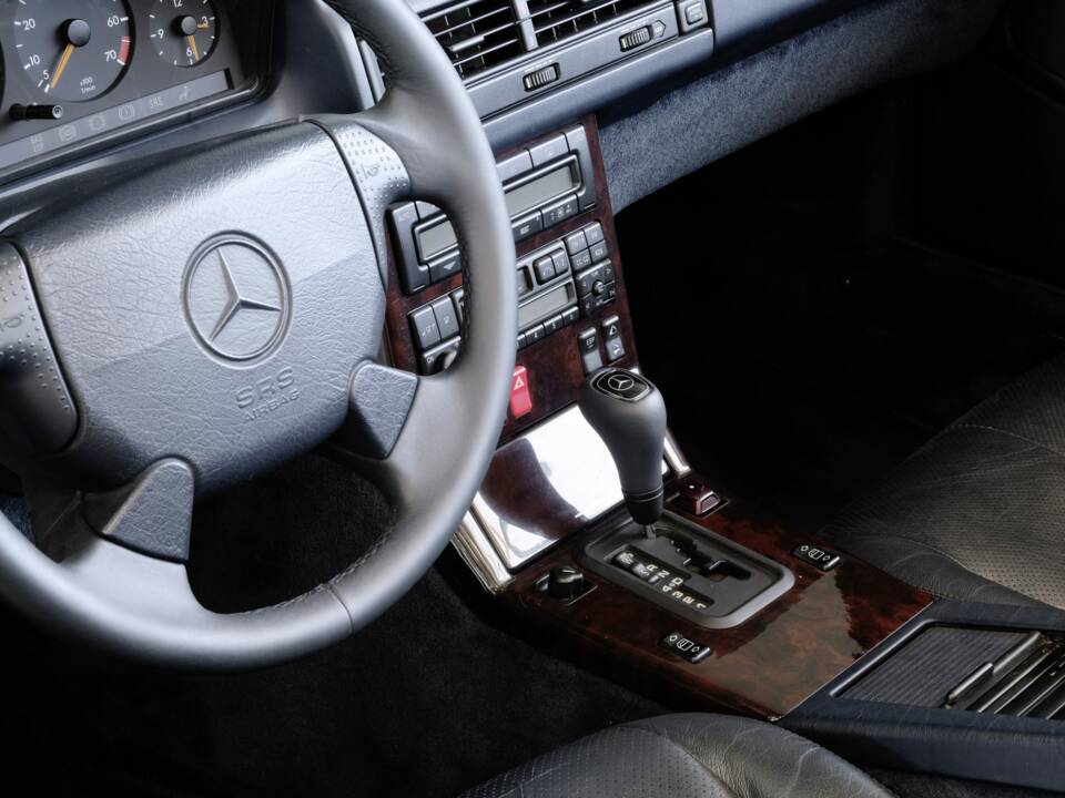 Image 16/46 of Mercedes-Benz SL 320 (1998)