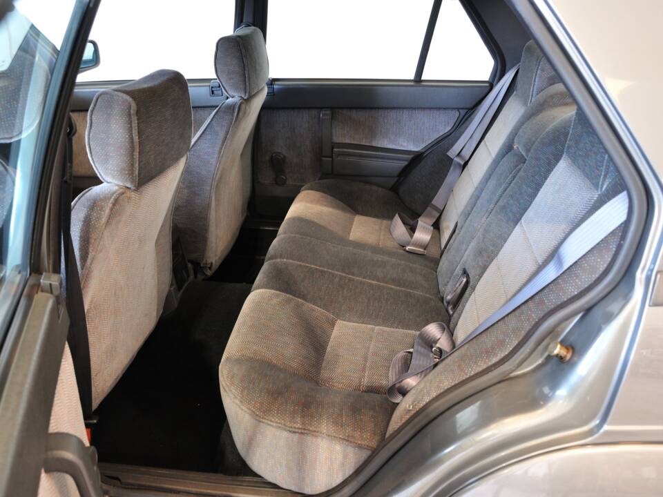 Bild 10/25 von Alfa Romeo 75 2.0 Twin Spark (1987)