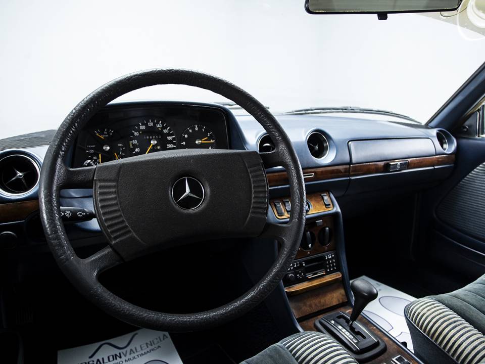 Bild 17/29 von Mercedes-Benz 280 CE (1977)