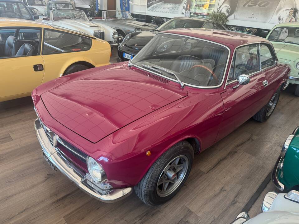 Bild 4/8 von Alfa Romeo Giulia 1600 GT Junior (1973)