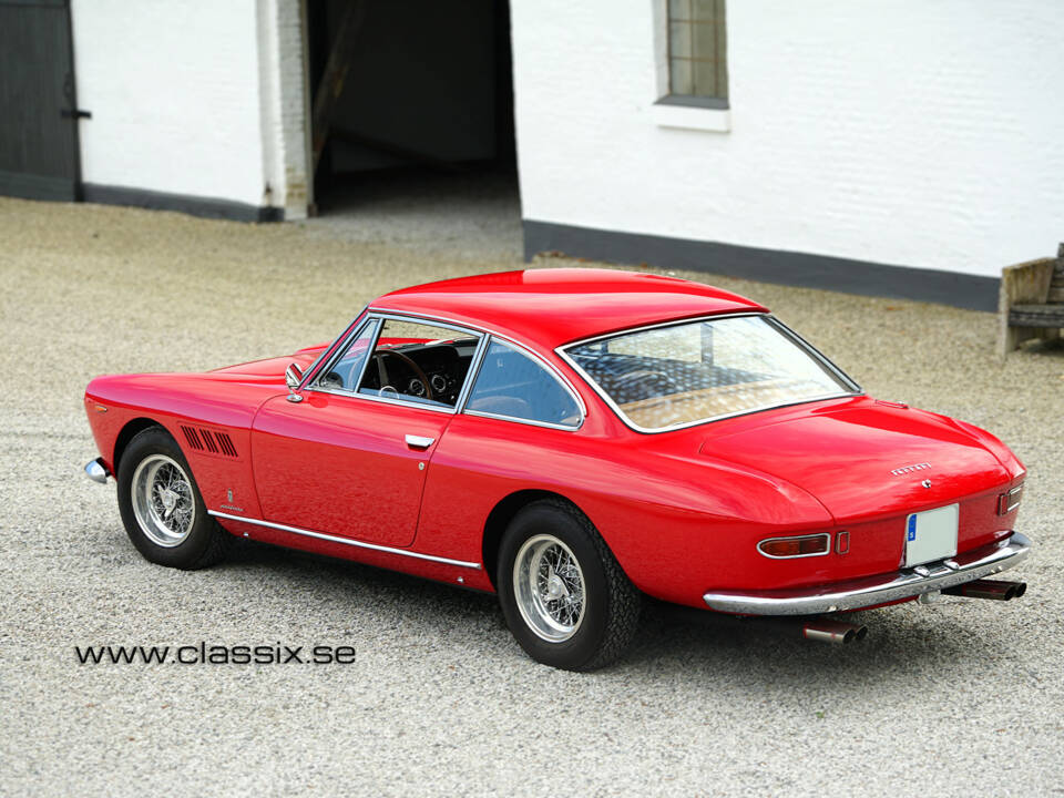 Image 4/27 of Ferrari 330 GT 2+2 (1964)