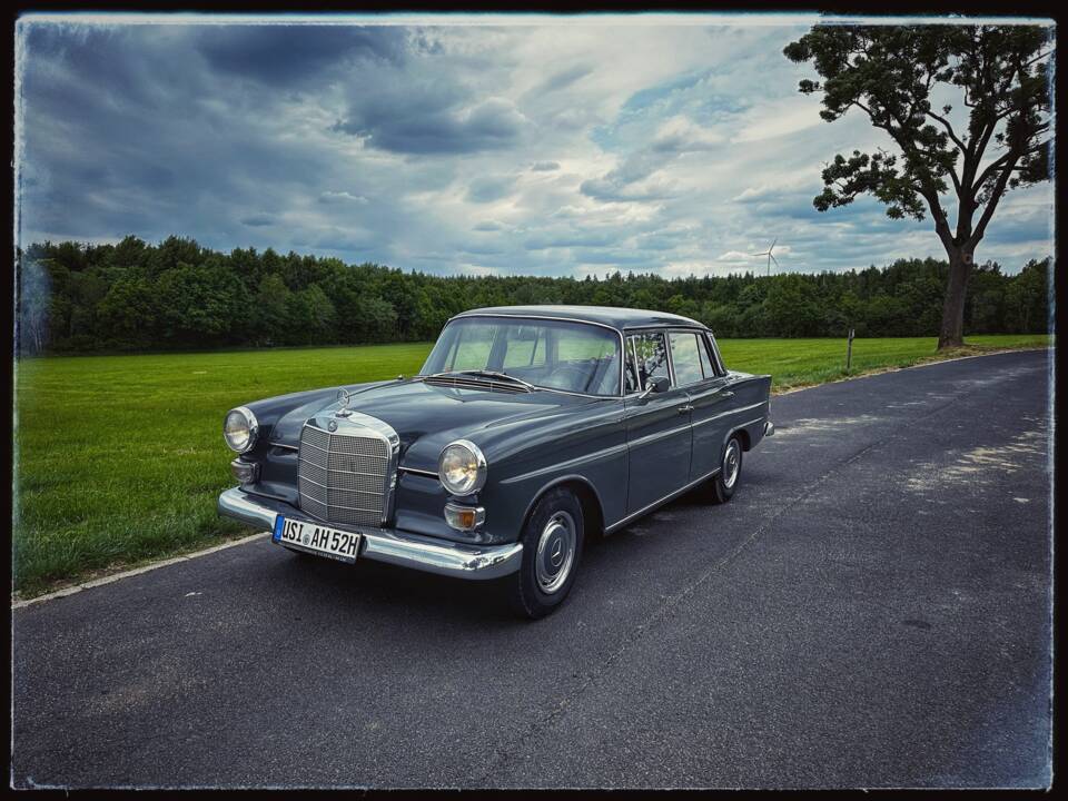 Image 1/13 of Mercedes-Benz 230 (1967)