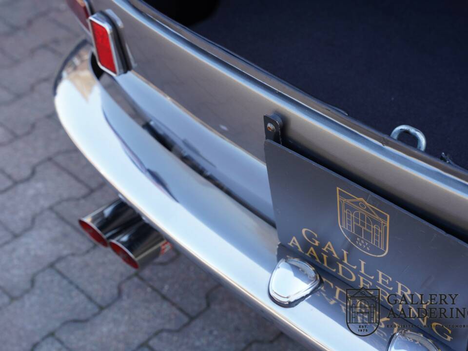 Image 28/50 de Ferrari 330 GT 2+2 (1965)