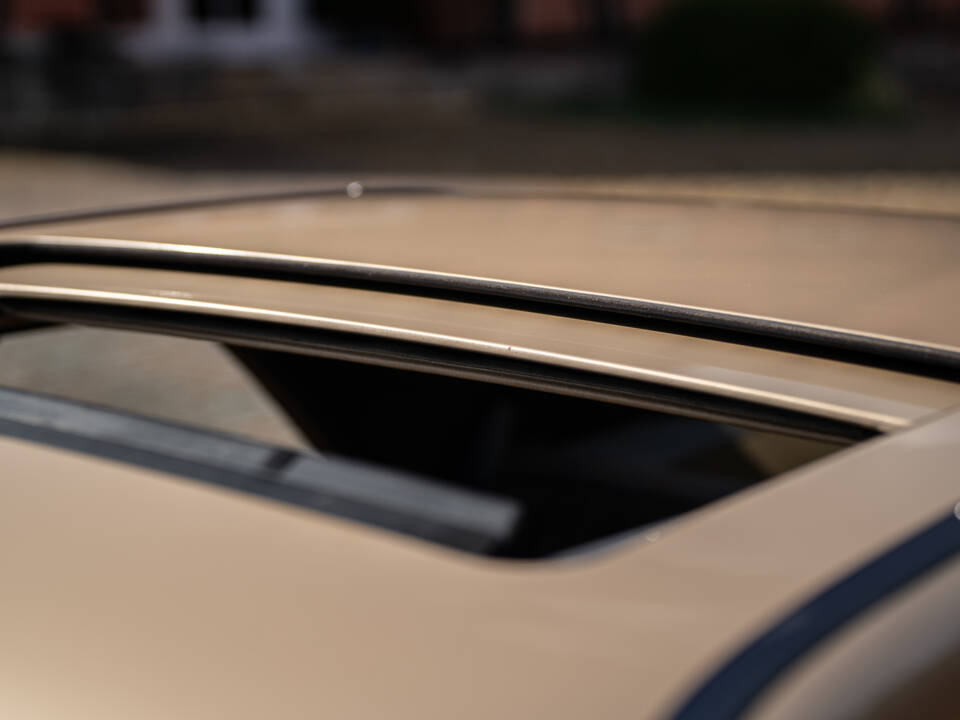 Image 3/40 of Mercedes-Benz 300 CE (1987)