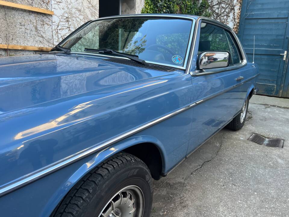Immagine 21/38 di Mercedes-Benz 230 CE (1983)