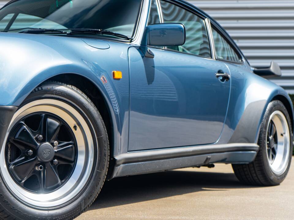 Immagine 2/33 di Porsche 911 Turbo 3.3 (1988)