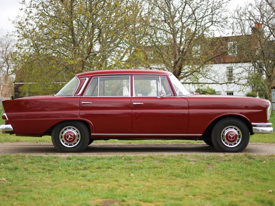 Image 2/50 of Mercedes-Benz 220 (1967)
