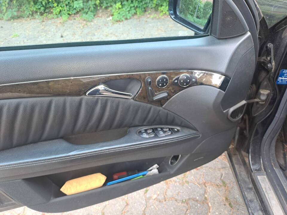 Image 7/8 of Mercedes-Benz E 500 (2004)