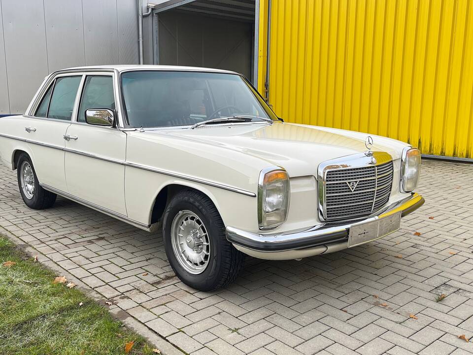 Image 3/26 de Mercedes-Benz 200 (1974)