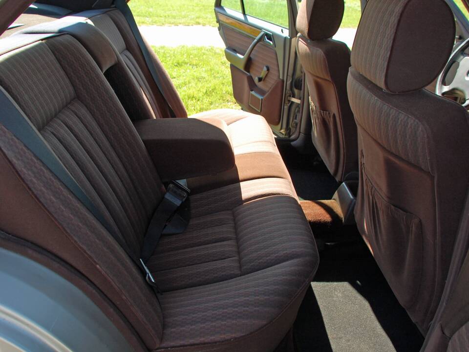 Image 14/34 of Mercedes-Benz 230 E (1992)