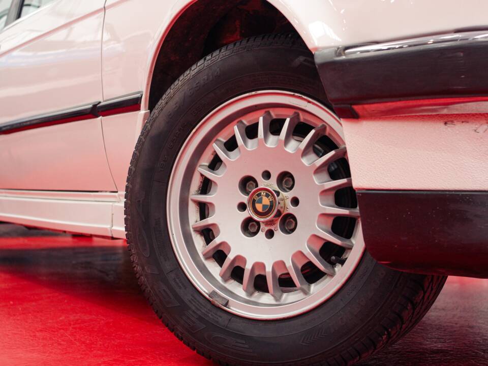 Image 4/38 of BMW 325i (1986)