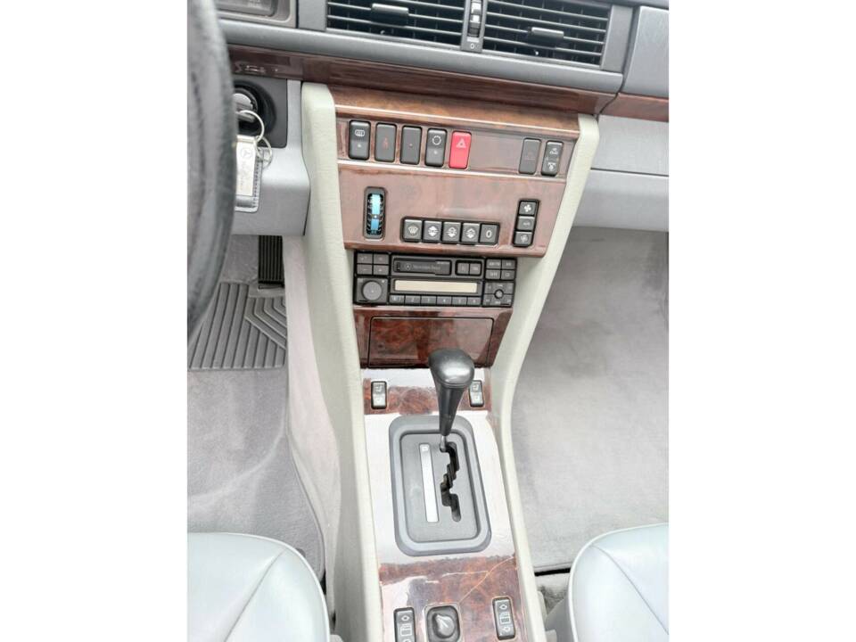 Imagen 23/41 de Mercedes-Benz E 320 (1995)