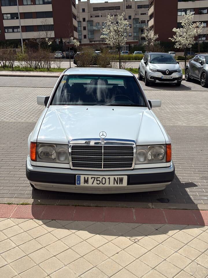 Immagine 2/33 di Mercedes-Benz 230 E (1992)