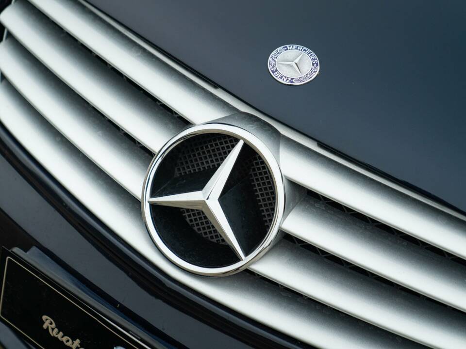 Image 26/50 of Mercedes-Benz SL 55 AMG (2003)