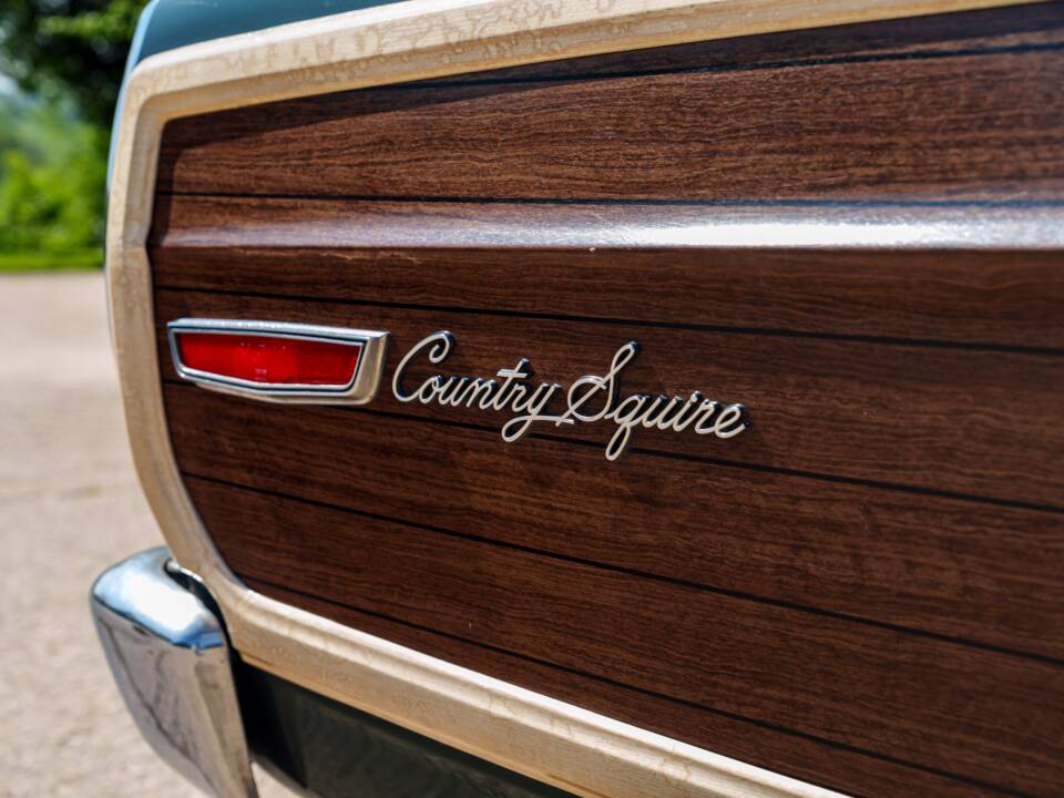 Image 13/28 of Ford LTD Country Squire (1968)