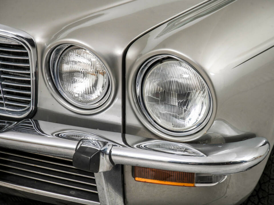 Image 21/50 of Jaguar XJ 12 L (1975)