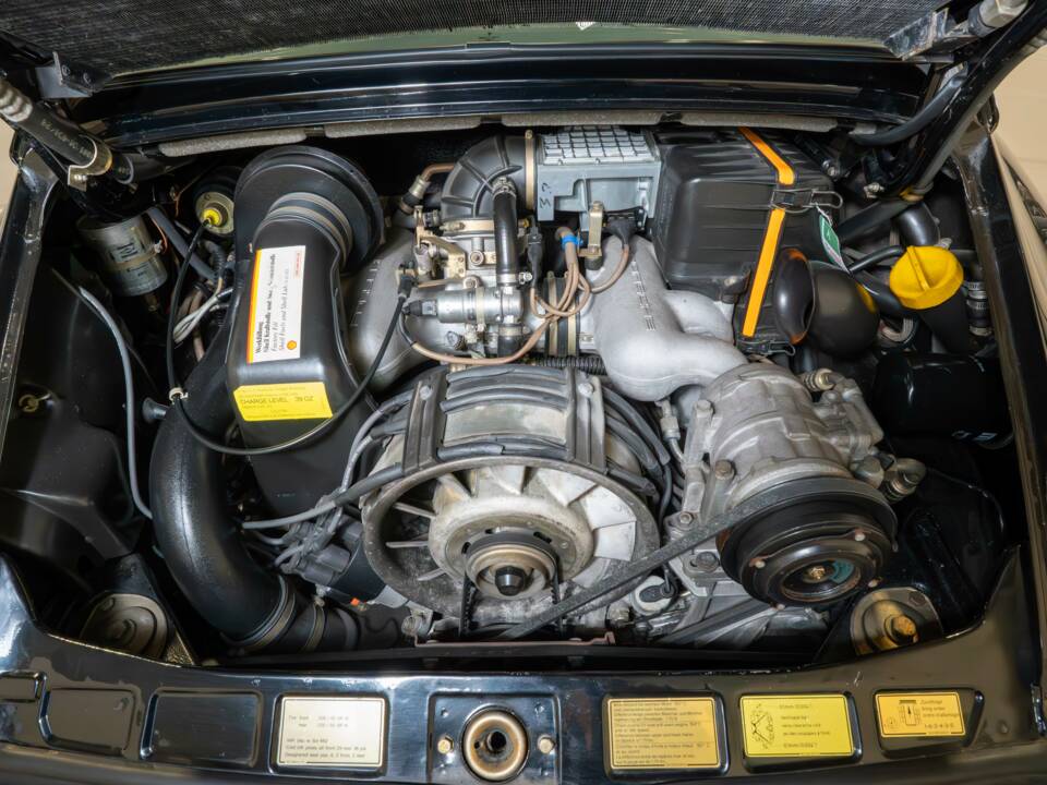 Image 17/38 of Porsche 911 Carrera 3.2 (1986)