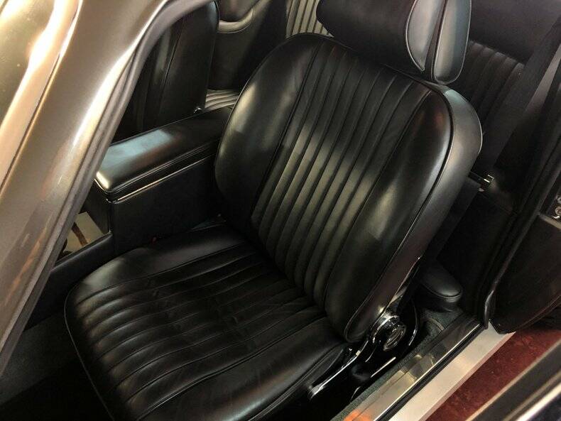 Image 13/34 of Aston Martin V8 Vantage (1987)