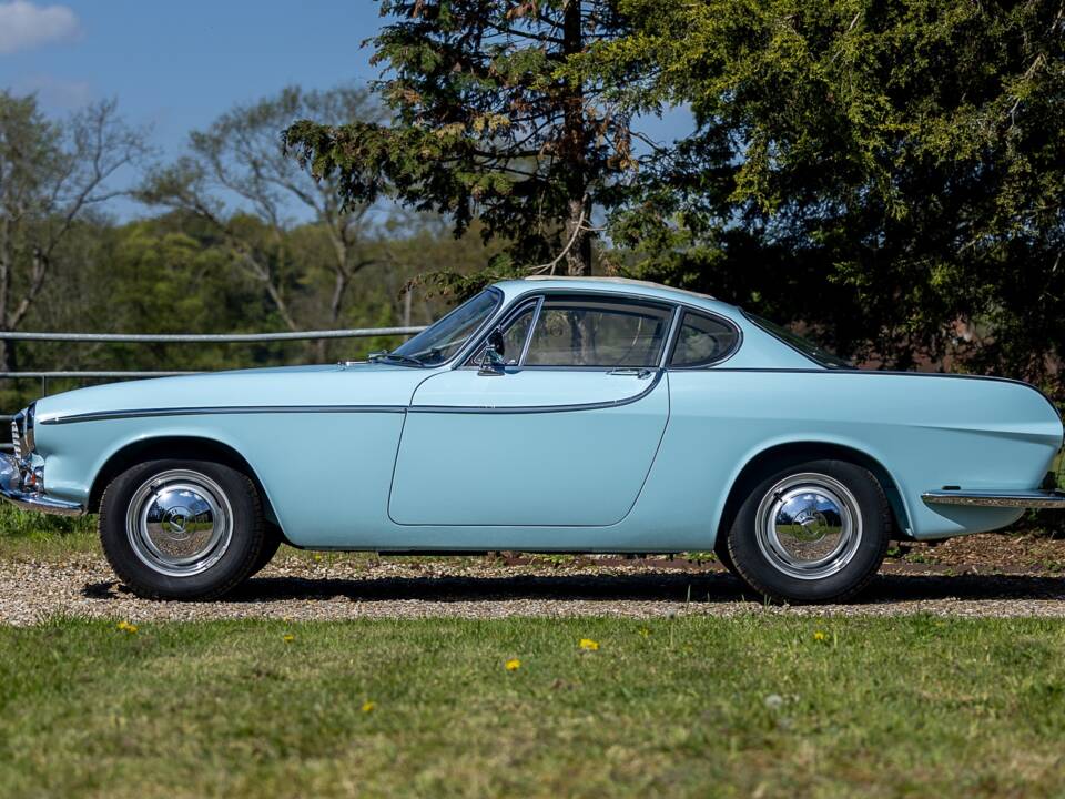 Image 2/50 of Volvo 1800 S (1964)