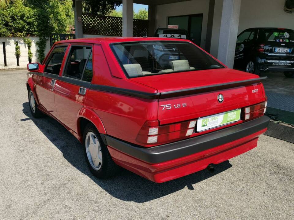 Immagine 5/10 di Alfa Romeo 75 1.8 (1991)