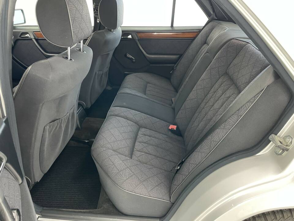 Immagine 9/32 di Mercedes-Benz E 200 (1994)