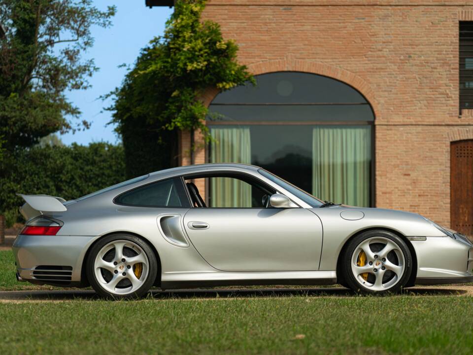 Image 12/50 of Porsche 911 GT2 (2002)