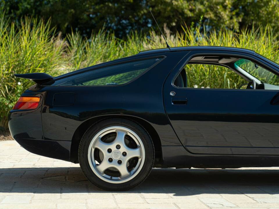 Image 34/50 of Porsche 928 GTS (1992)