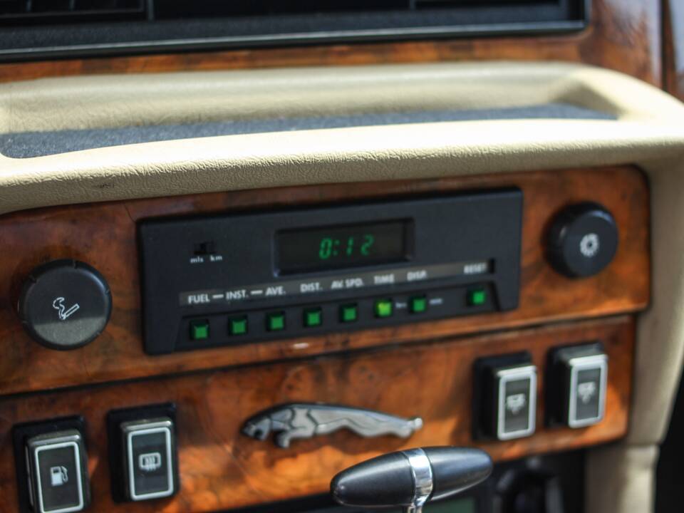 Image 13/44 of Jaguar XJ 12 (1990)