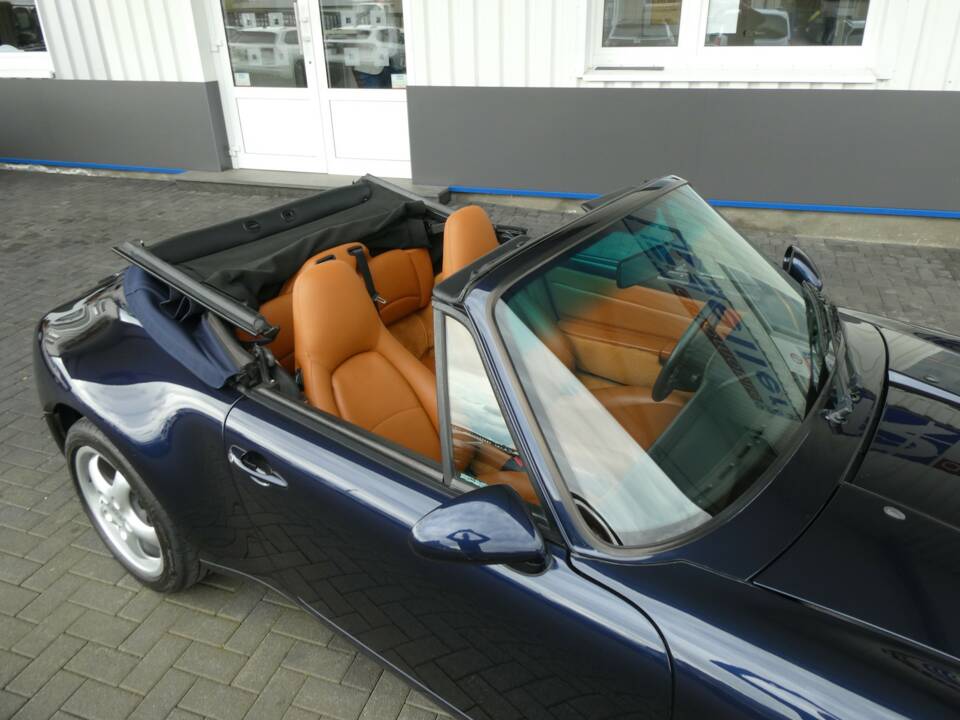 Image 17/29 of Porsche 911 Carrera (1995)
