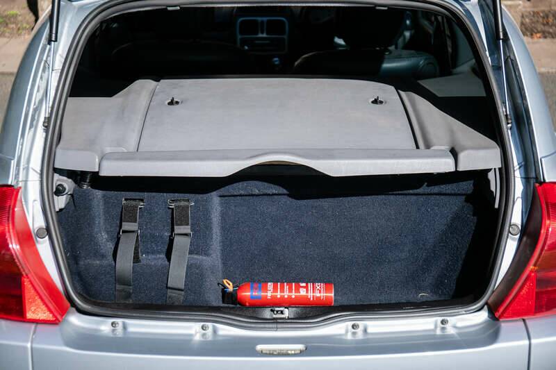 Image 20/40 of Renault Clio II V6 (2002)