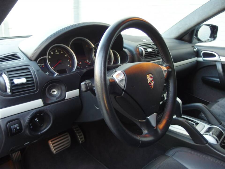 Image 54/100 of Porsche Cayenne GTS (2009)