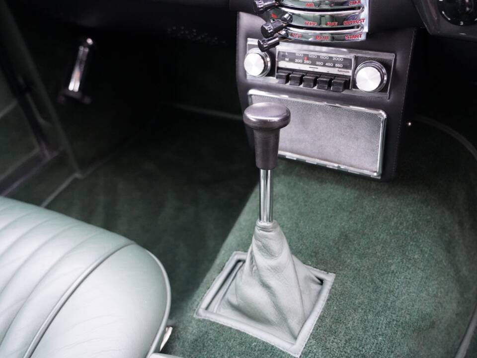 Image 20/22 de Aston Martin DB 6 Mk II (1970)