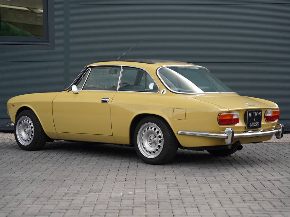 Bild 2/50 von Alfa Romeo 2000 GT Veloce (1975)