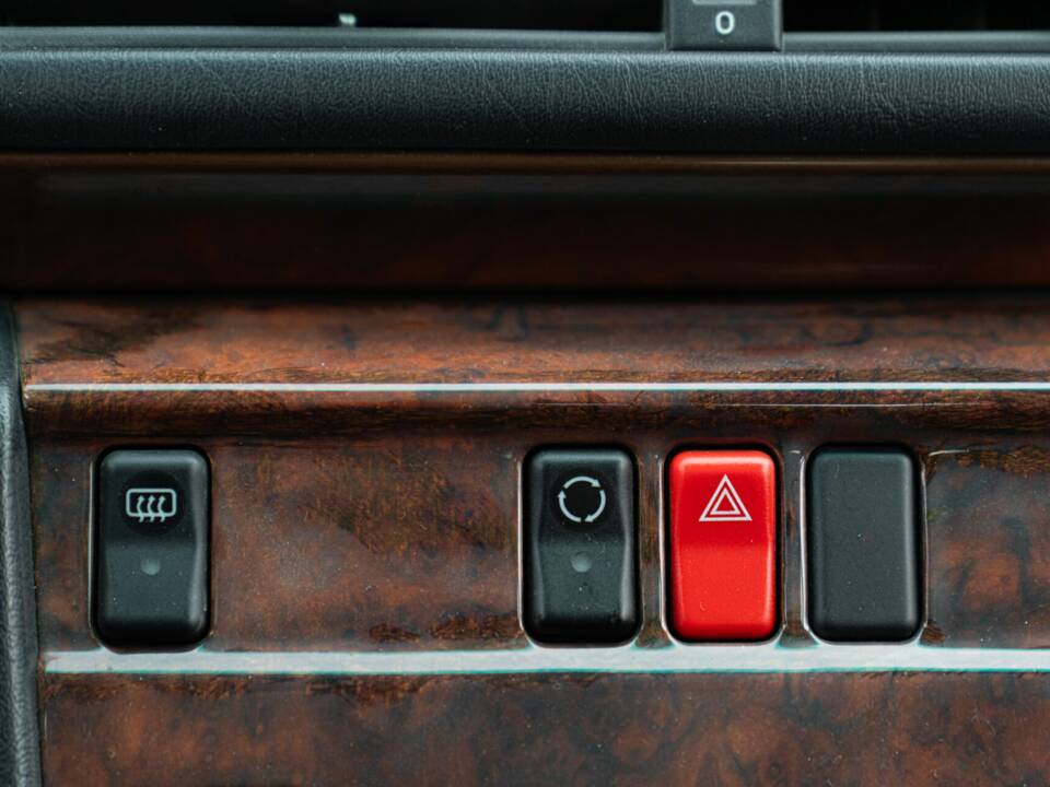 Image 35/49 of Mercedes-Benz 320 E (1993)