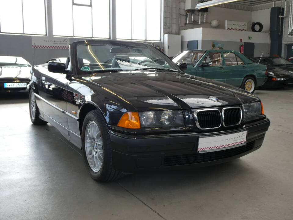 Bild 23/40 von BMW 320i (1997)