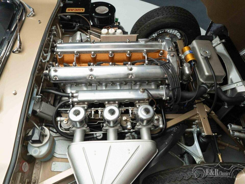 Image 17/18 de Jaguar E-Type (1967)
