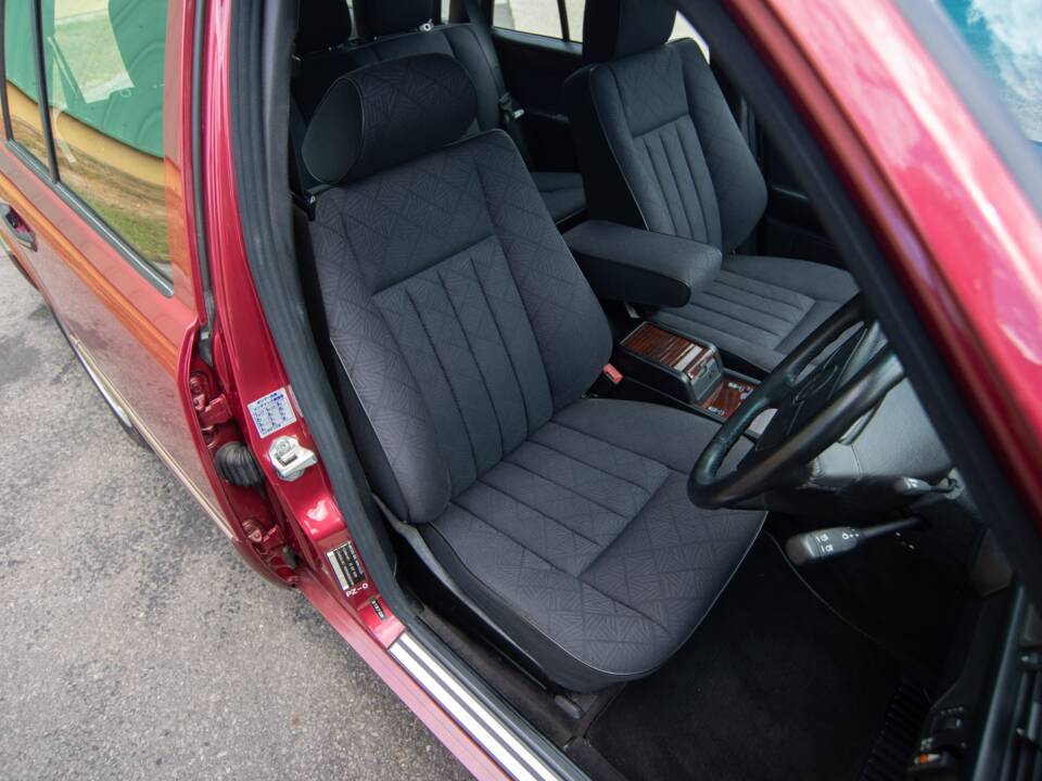 Bild 10/28 von Mercedes-Benz E 320 T (1993)