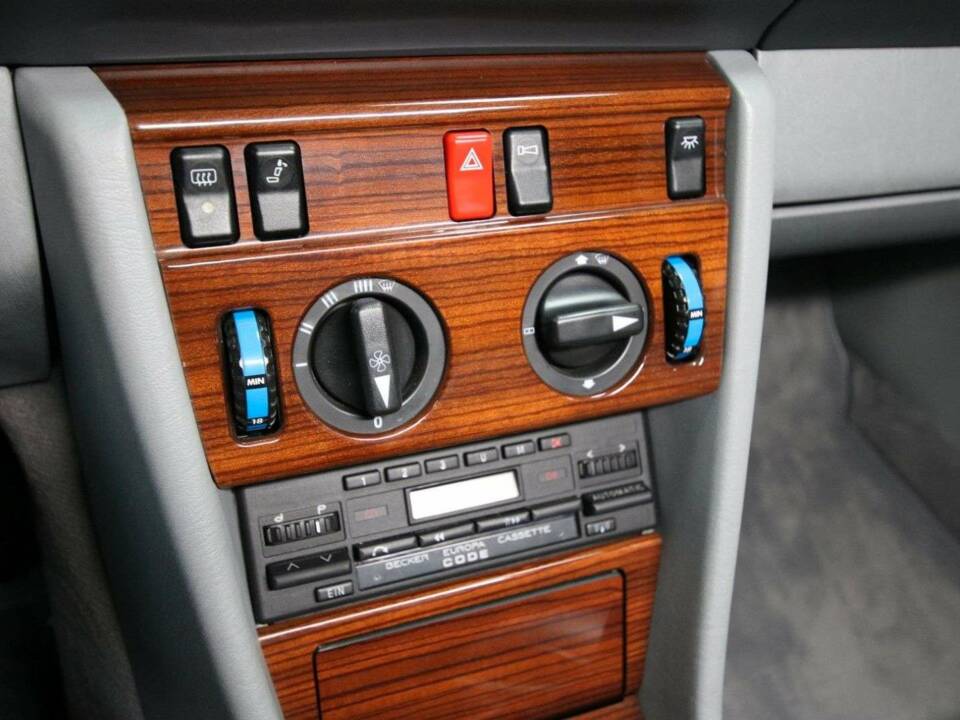 Afbeelding 19/50 van Mercedes-Benz 230 CE (1988)