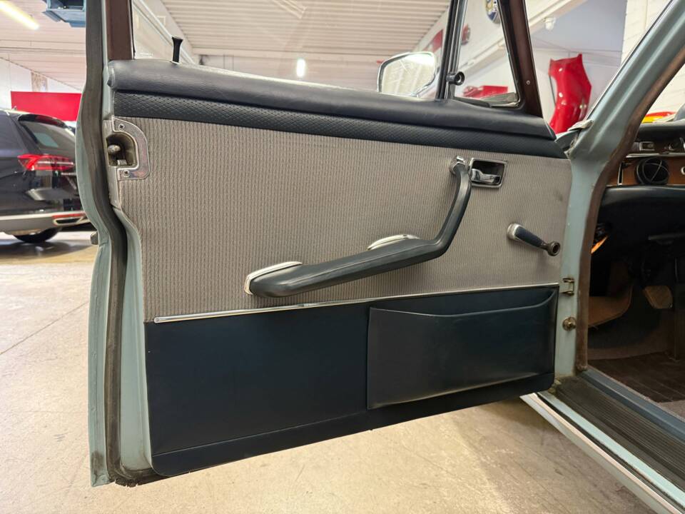 Image 5/20 of Mercedes-Benz 250 SE (1967)