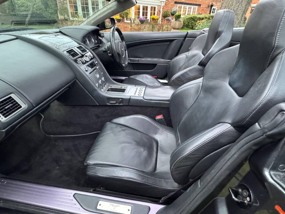 Image 18/25 of Aston Martin DB 9 Volante (2005)