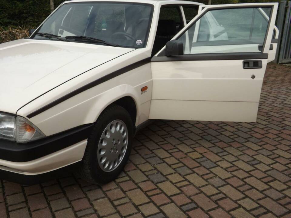 Afbeelding 37/50 van Alfa Romeo 75 2.0 (1986)