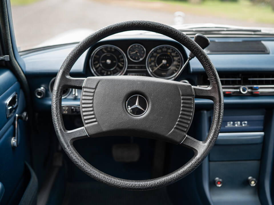 Image 25/63 of Mercedes-Benz 230&#x2F;6 (1974)