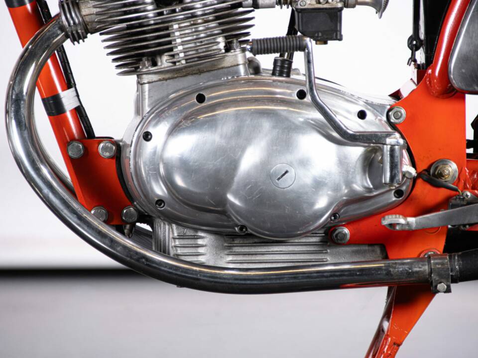 Image 16/50 of MV Agusta 350 S (1972)