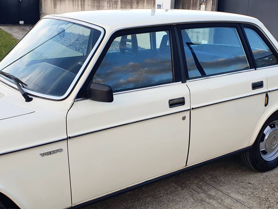 Image 22/50 of Volvo 244 DLS (1978)