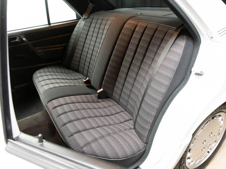 Image 18/78 de Mercedes-Benz 190 E 1.8 (1992)