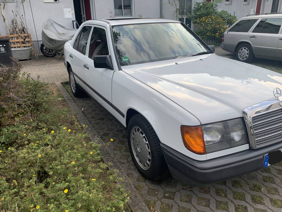Image 7/18 of Mercedes-Benz 230 E (1987)